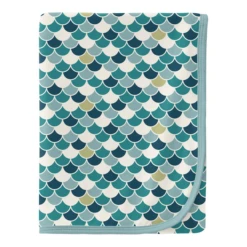 PRINT SWADDLING BLANKET IN LAGOON SCALES